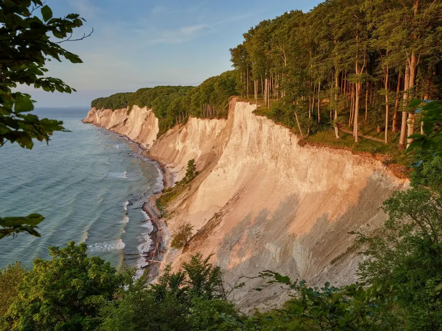 Steilküste und Kreidefelsen auf der Insel Rügen in Mecklenburg-Vorpommern