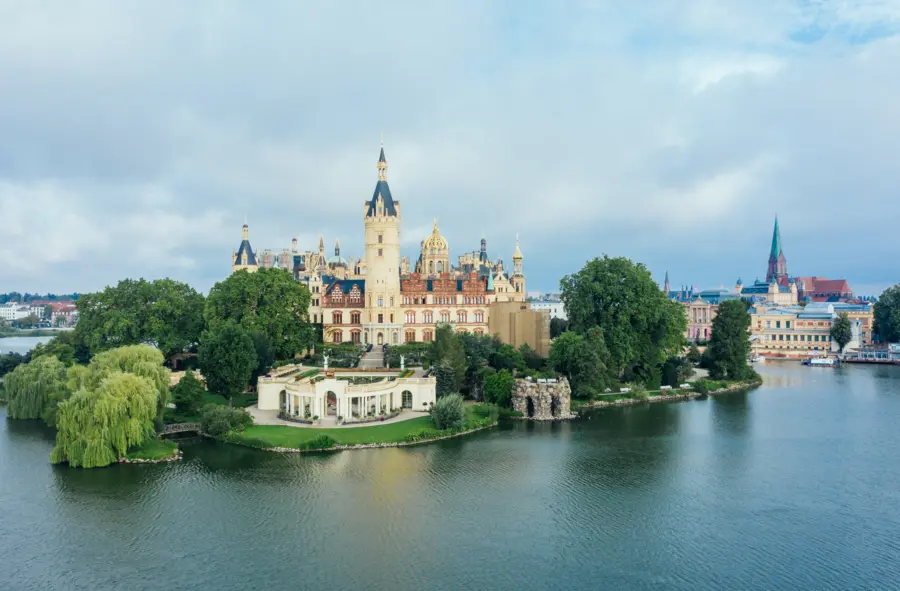 Blick_auf_das_Schloss_Schwerin____View_of_Schwerin_Castle.png